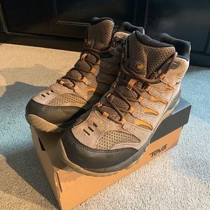 Men’s Merrells high top hiking boot size 8.5